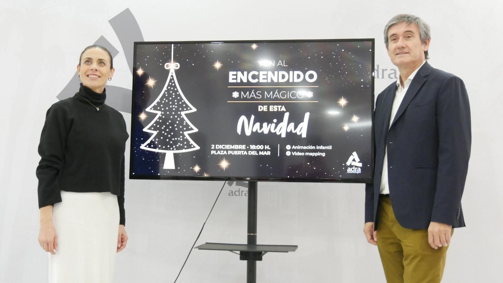El alcalde Manuel Cortés y la concejala de Cultura Elisa Fernández, en la presentación del encendido navideño
