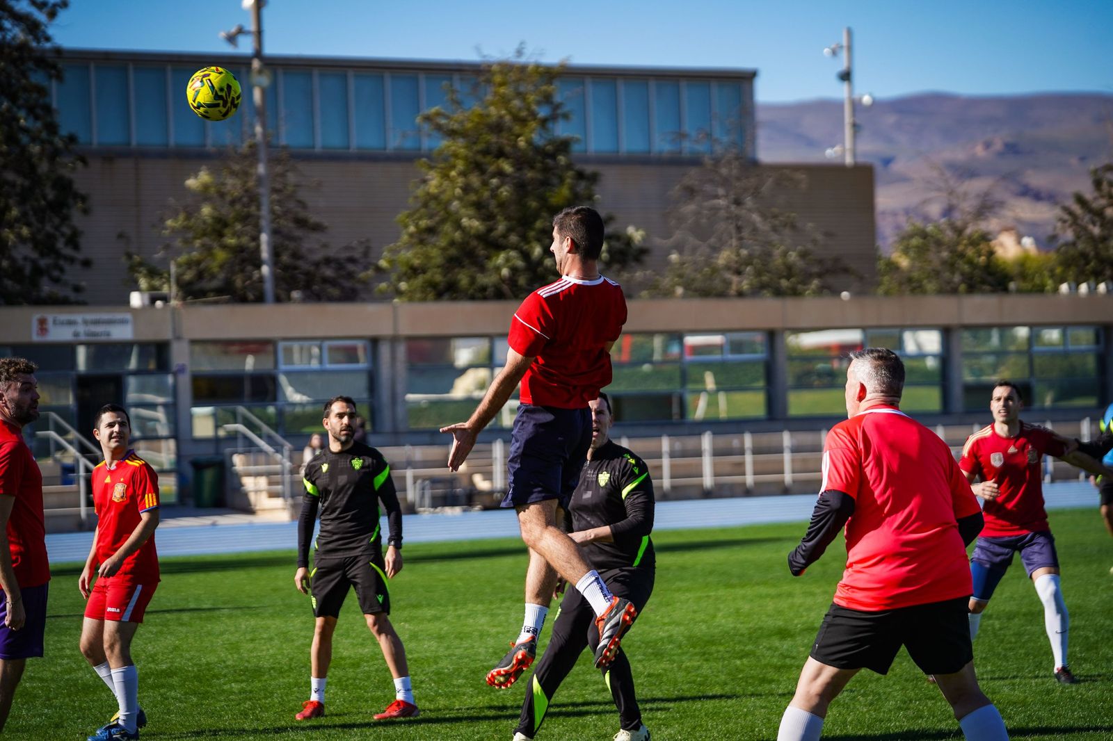 Antonio Martínez salta con todo para despejar un balón aéreo durante una acción del encuentro.