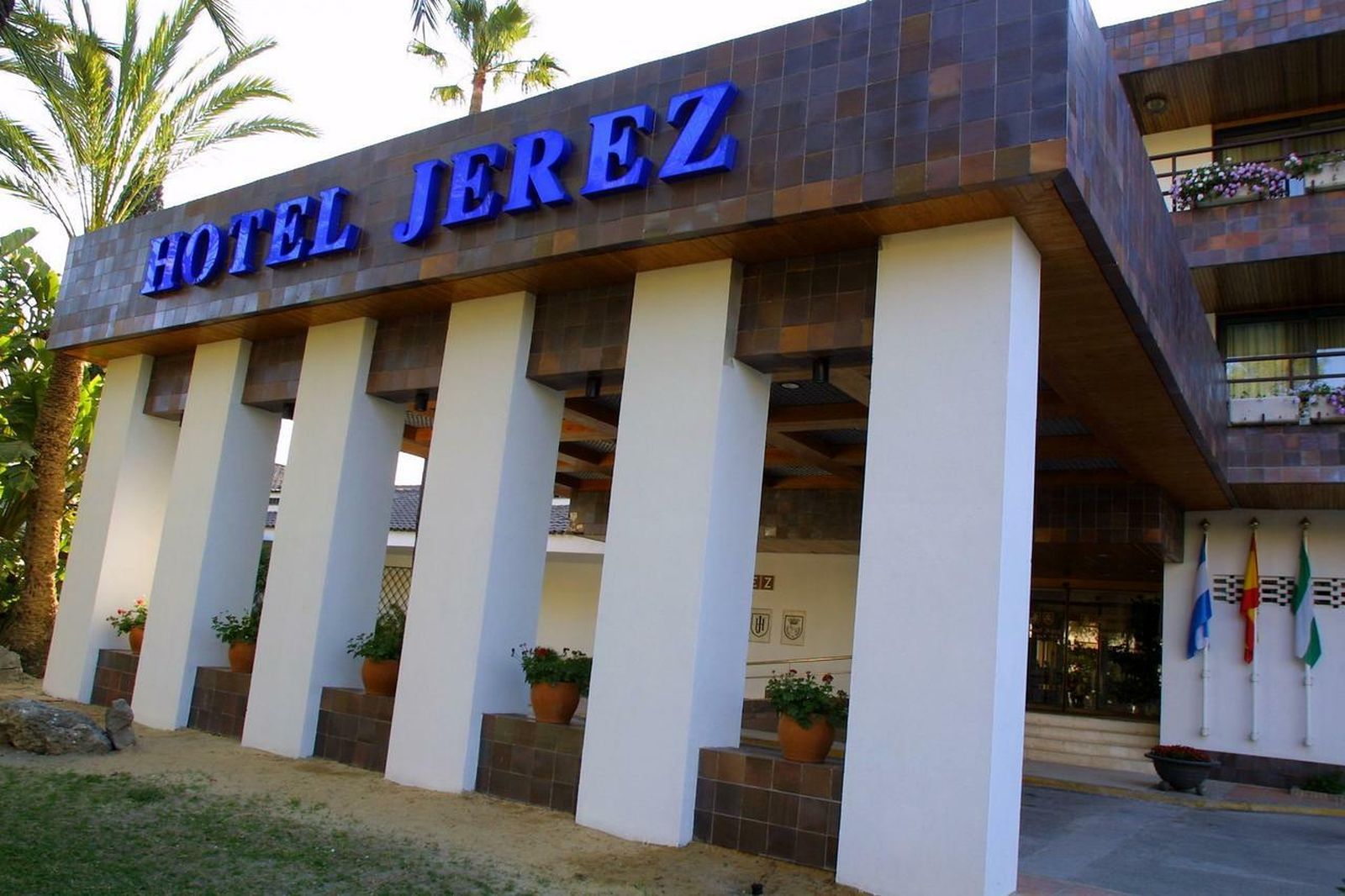 Hotel Jerez & Spa. Avenida Alcalde Álvaro Domecq s/n. Su cafetería con terraza a la piscina es ideal para esa primera copa relajante (o la de después de la feria tras el bullicio). Muy pronto tiene previsto abrir el renovado AQ35 Patio de los Naranjos. Pertenece al Grupo Hoteles Andaluces con Encanto (HACE)