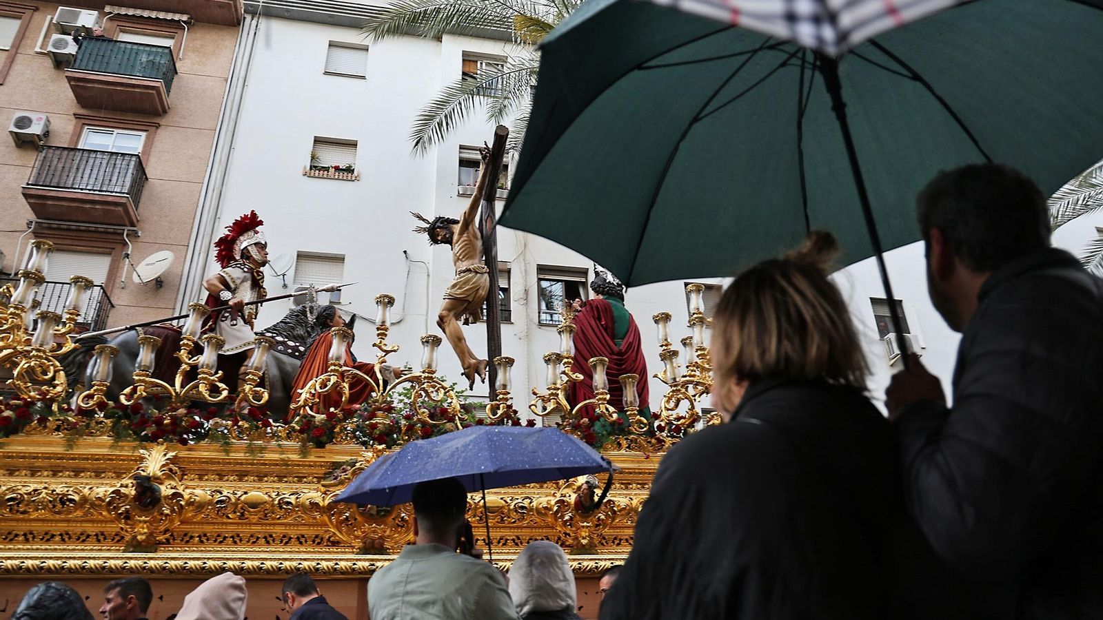 Paraguas para ver el pequeño recorrido que pudo hacer la Hermandad de la Lanzada.