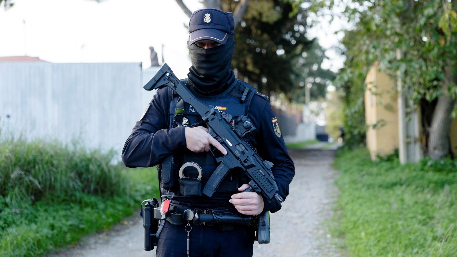 Un policía en un registro.