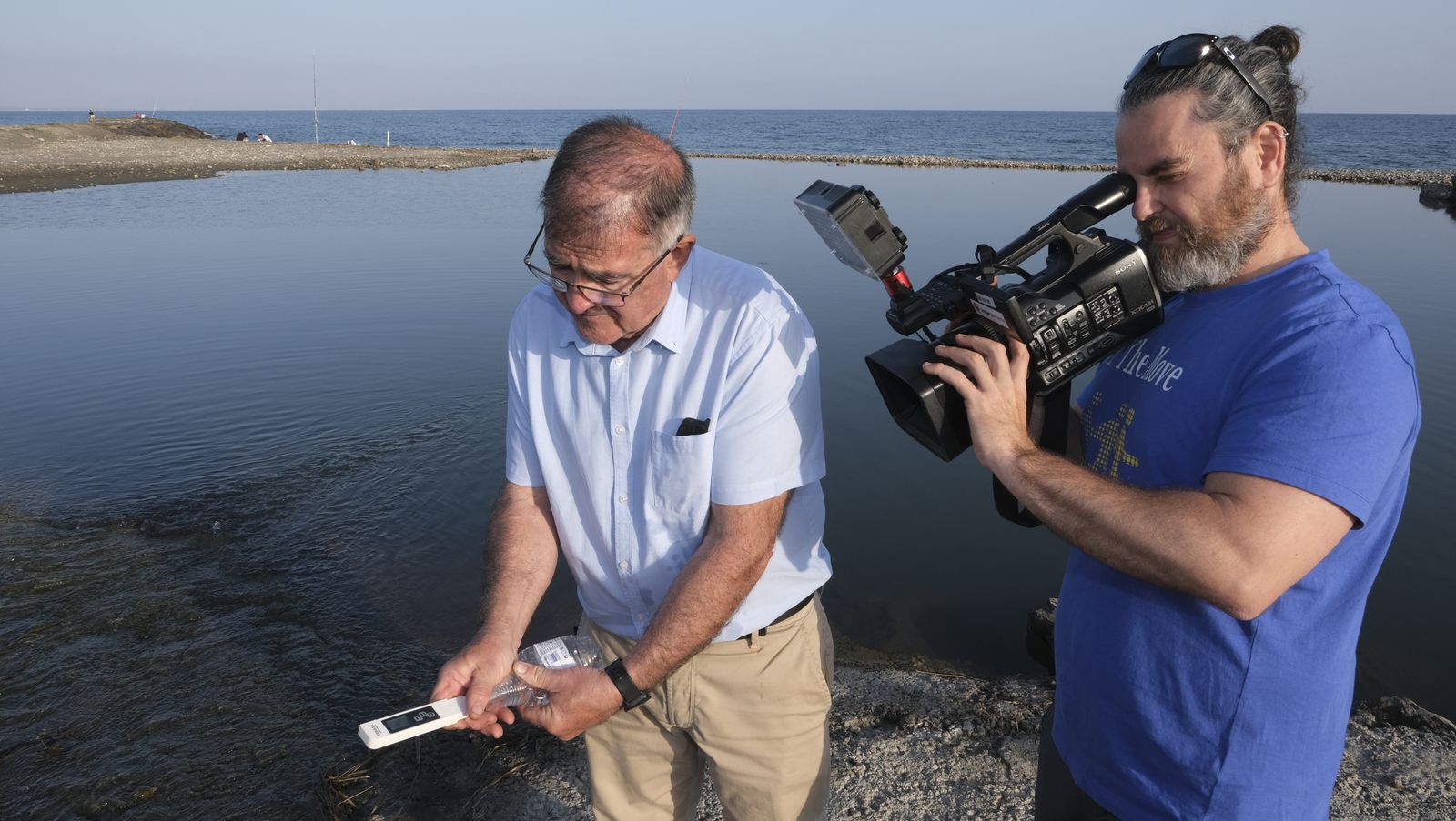 Concentración de los vecinos de Costacabana por los vertidos de agua al mar