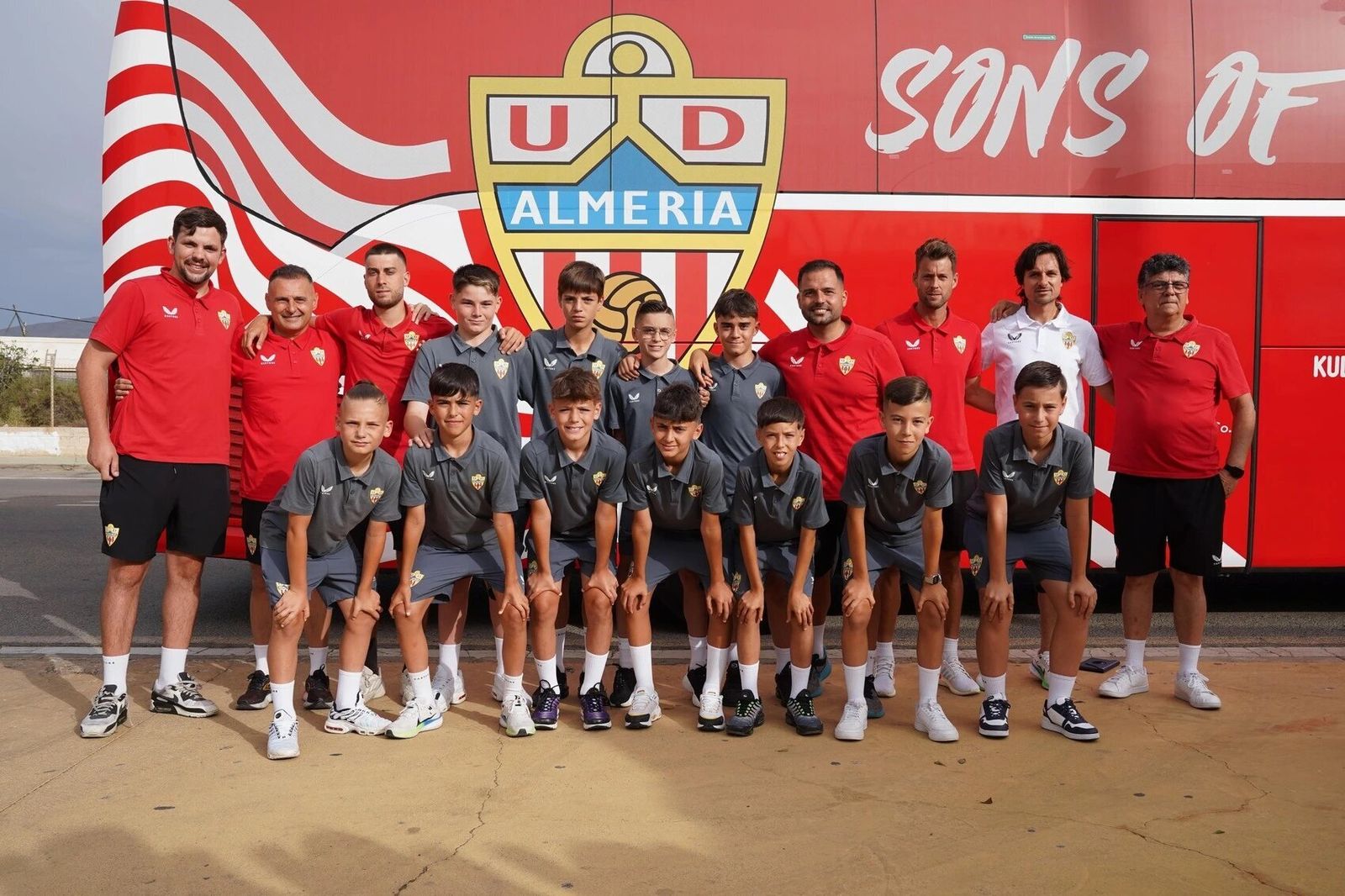 Los alevines del conjunto rojiblanco posan antes de coger el bus rumbo a la XXXI edición de LaLiga FC Futures.