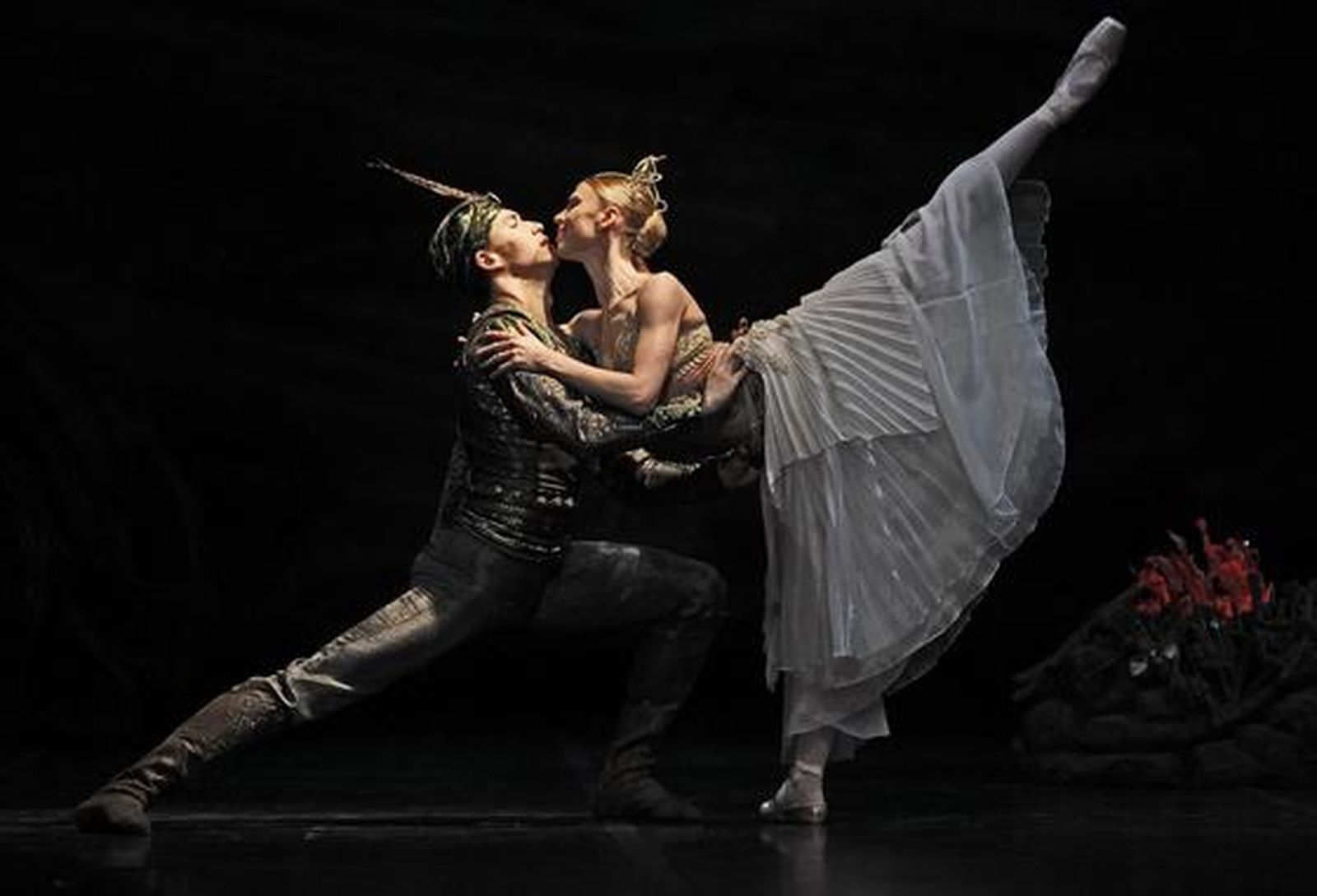 El Ballet de la Ópera de Varsovia representa 'La Bayadère' en el Teatro de la Maestranza, una obra sobre la supervivencia del amor tras la muerte.

Foto: Antonio Pizarro
