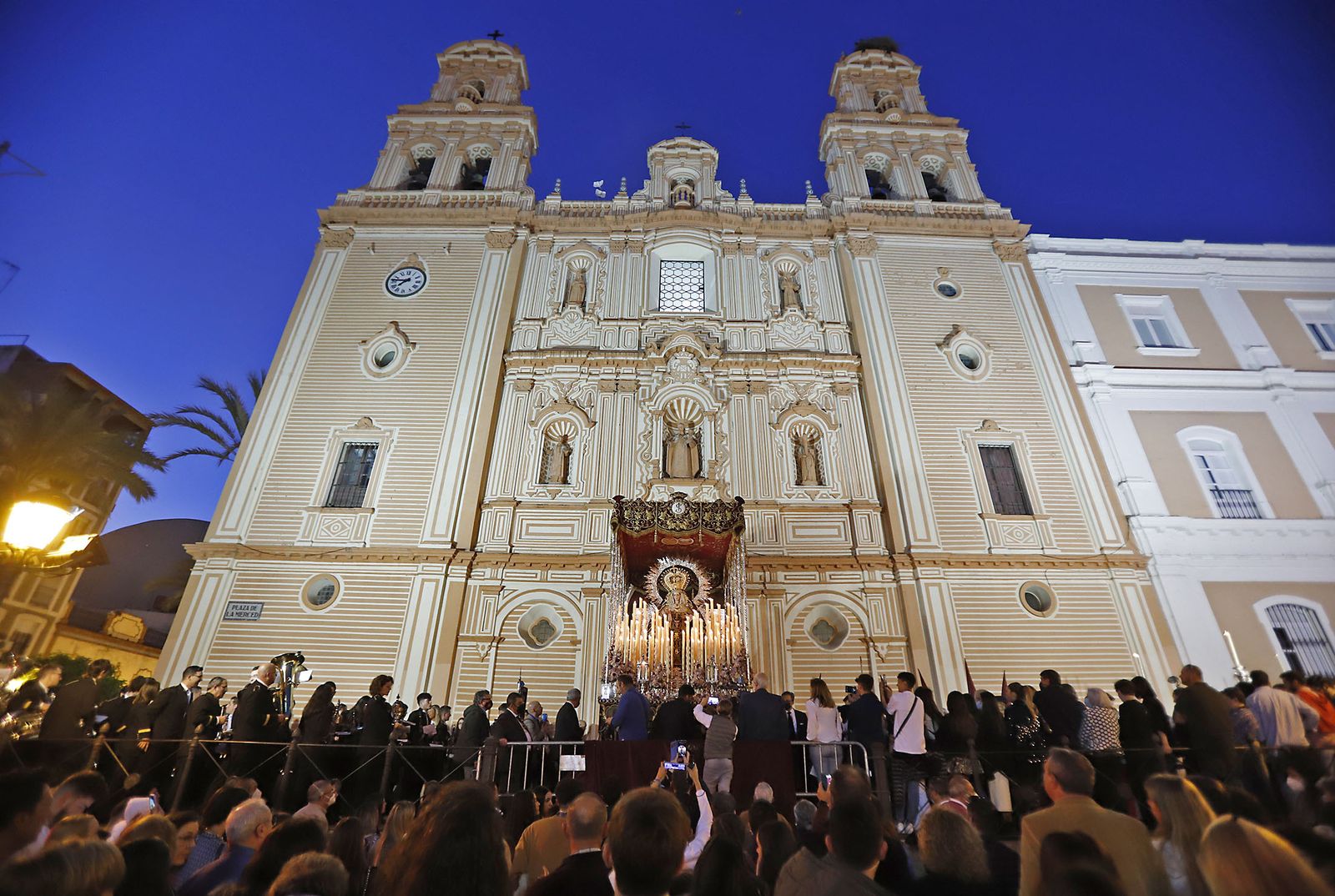 La Hermandad de Los Judíos en su recorrido por las calles de Huelva en el Jueves Santo