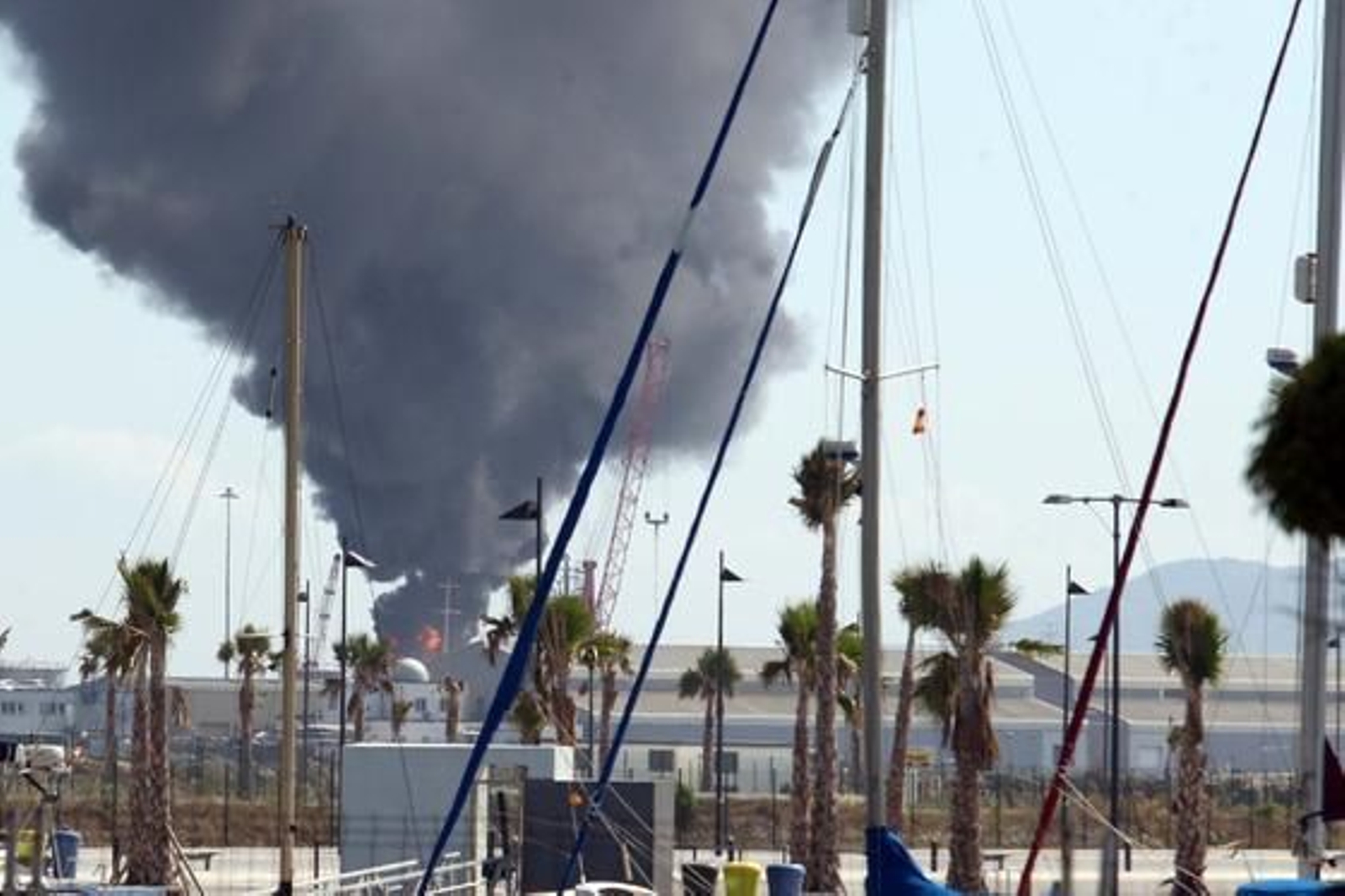Dos personas resultan heridas en la explosión de un tanque de combustible en el puerto de Gibraltar. 

Foto: Paco Guerrero