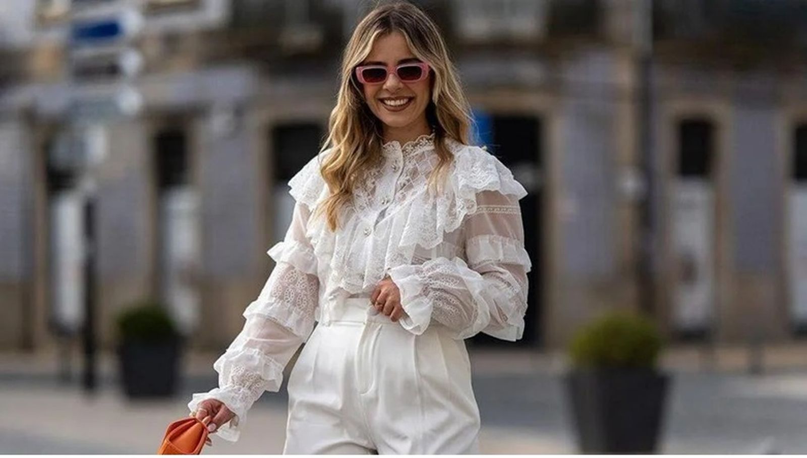 Románticas y muy coquetas, las blusas con volantes también se adaptan a las tendencias boho y las puedes llevar con jeans más sueltecitos.