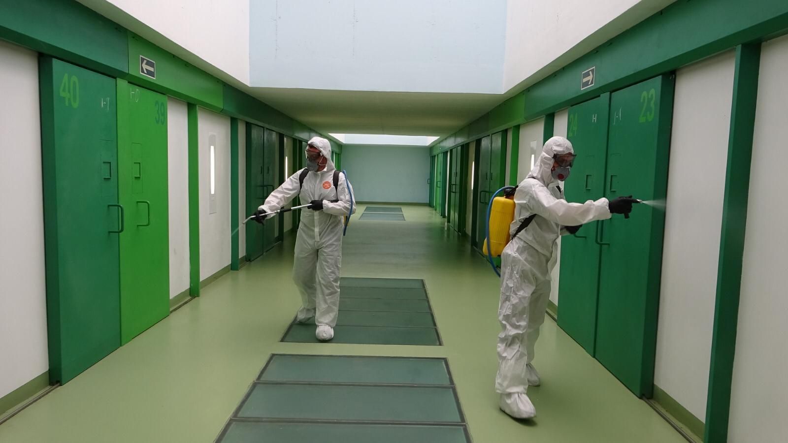 Los militares de la UME también realizaron la desinfección de las celdas de El Acebuche