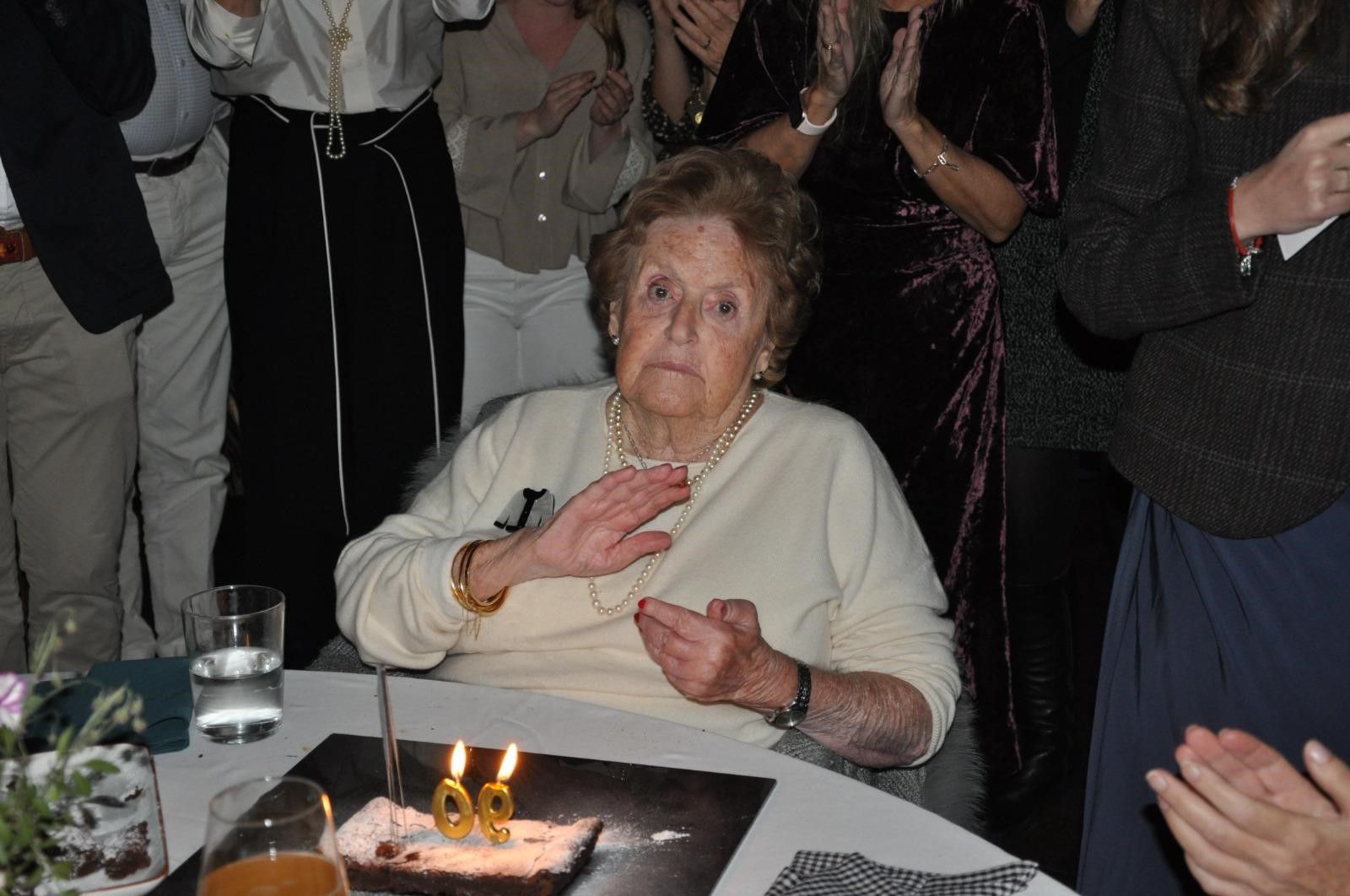 La homenajeada, soplando las velas  durante la celebración de su 90 cumpleaños.