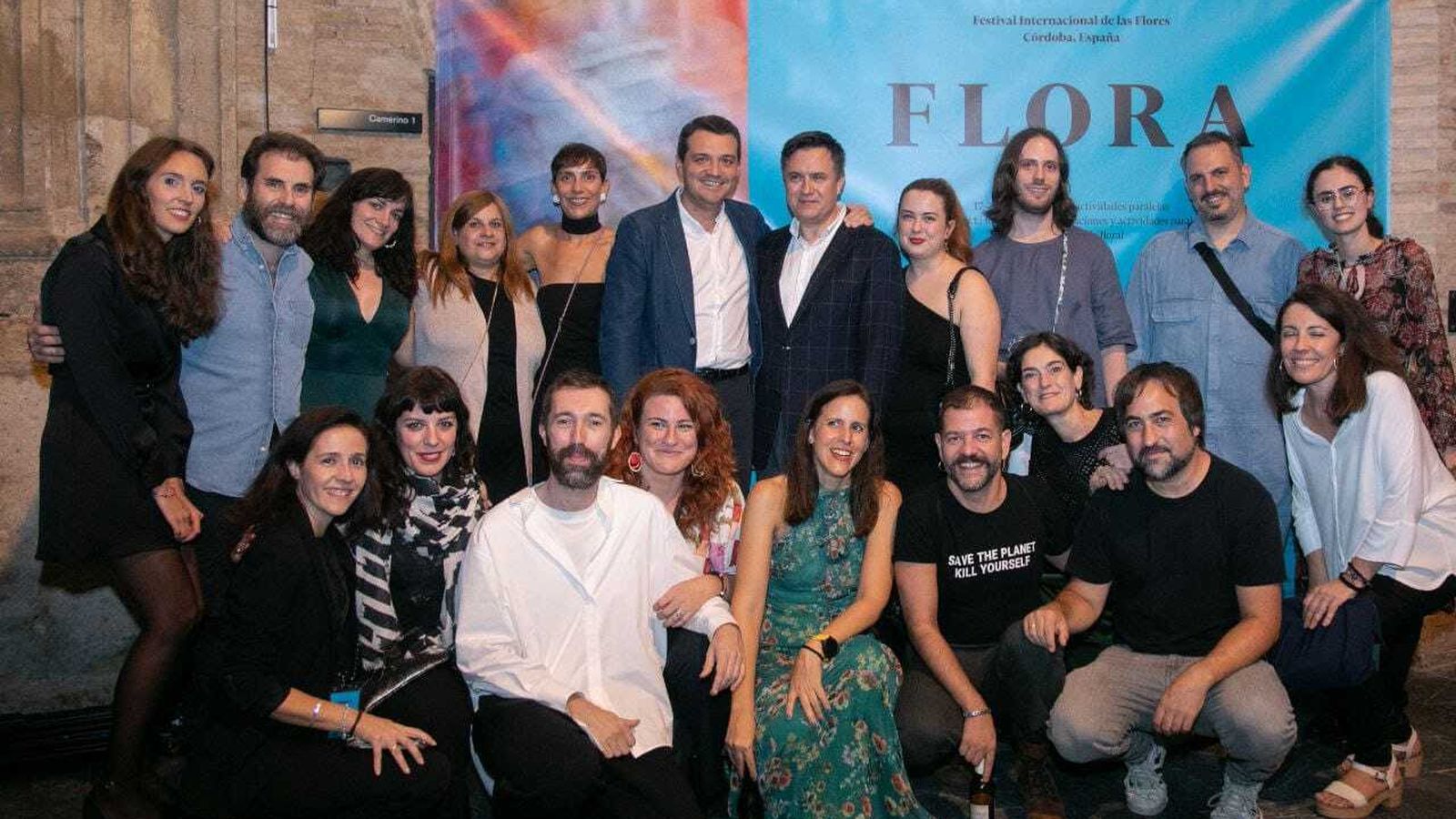 Equipo de producción de Flora con el promotor del festival, Juan Ceña, y el alcalde, José María Bellido.