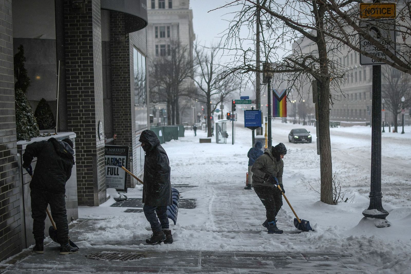 Las gélidas y blancas imágenes que deja la tormenta monstruosa en los EEUU