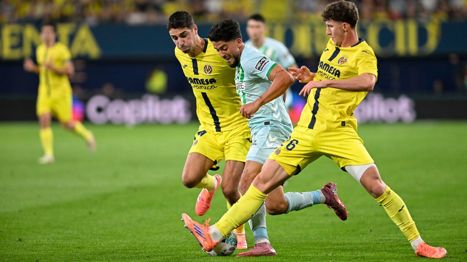 Fornals conduce el balón ante la presión de Pau Navarro y Santi Comesaña.