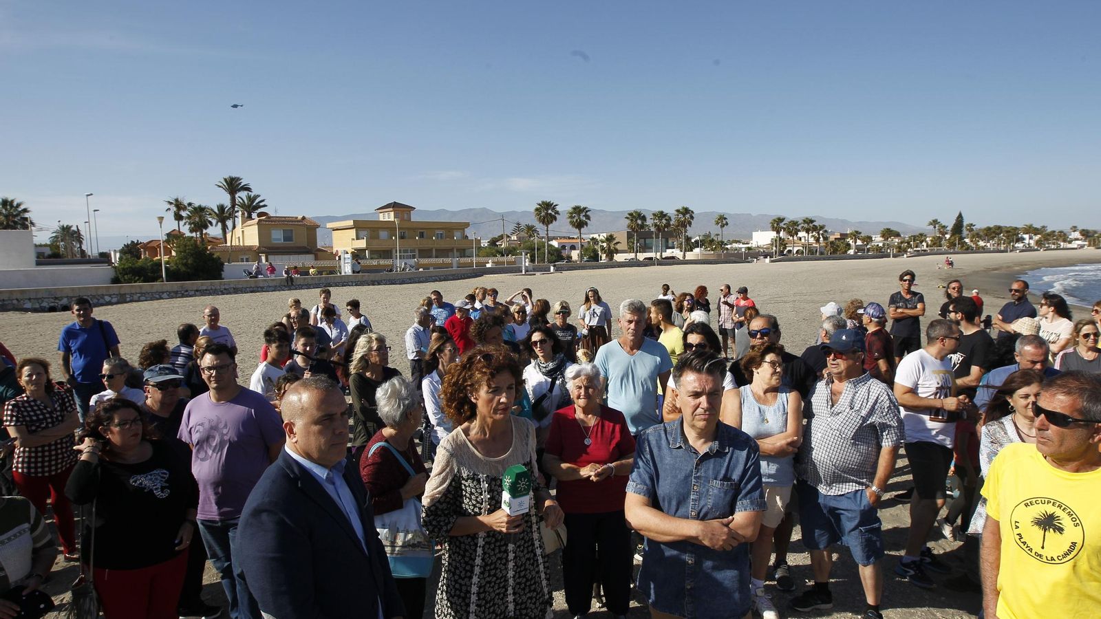 Protesta vecinal en Costacabana por el vertido de residuos al mar