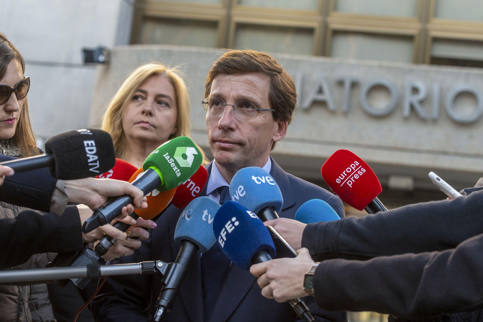 El alcalde de Madrid, José Luis Martínez-Almeida, realiza declaraciones a su llegada a la capilla ardiente del exministro del PP Josep Piqué, fallecido ayer jueves a los 68 años en Madrid, que permanecerá abierta hasta las 14.00 horas, este viernes en Madrid.