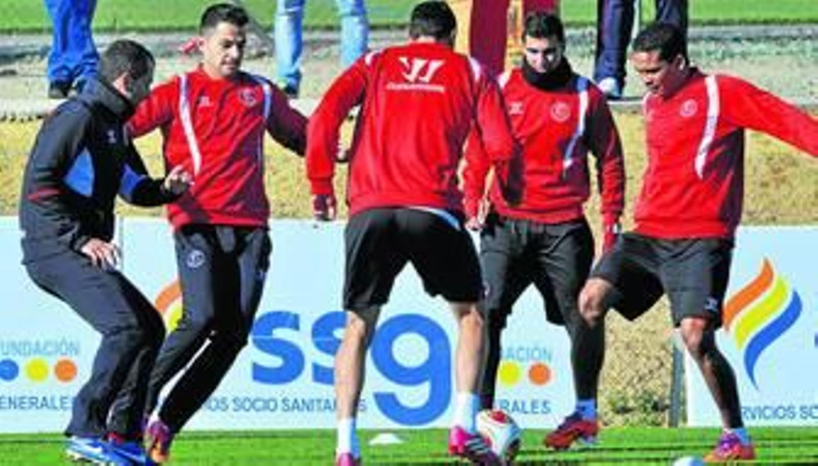 Diego Martínez, ayudante de Unai Emery, en un rondo con Vitolo, Fazio, Reyes y Bacca, protagonistas activos del gran triunfo en el derbi.