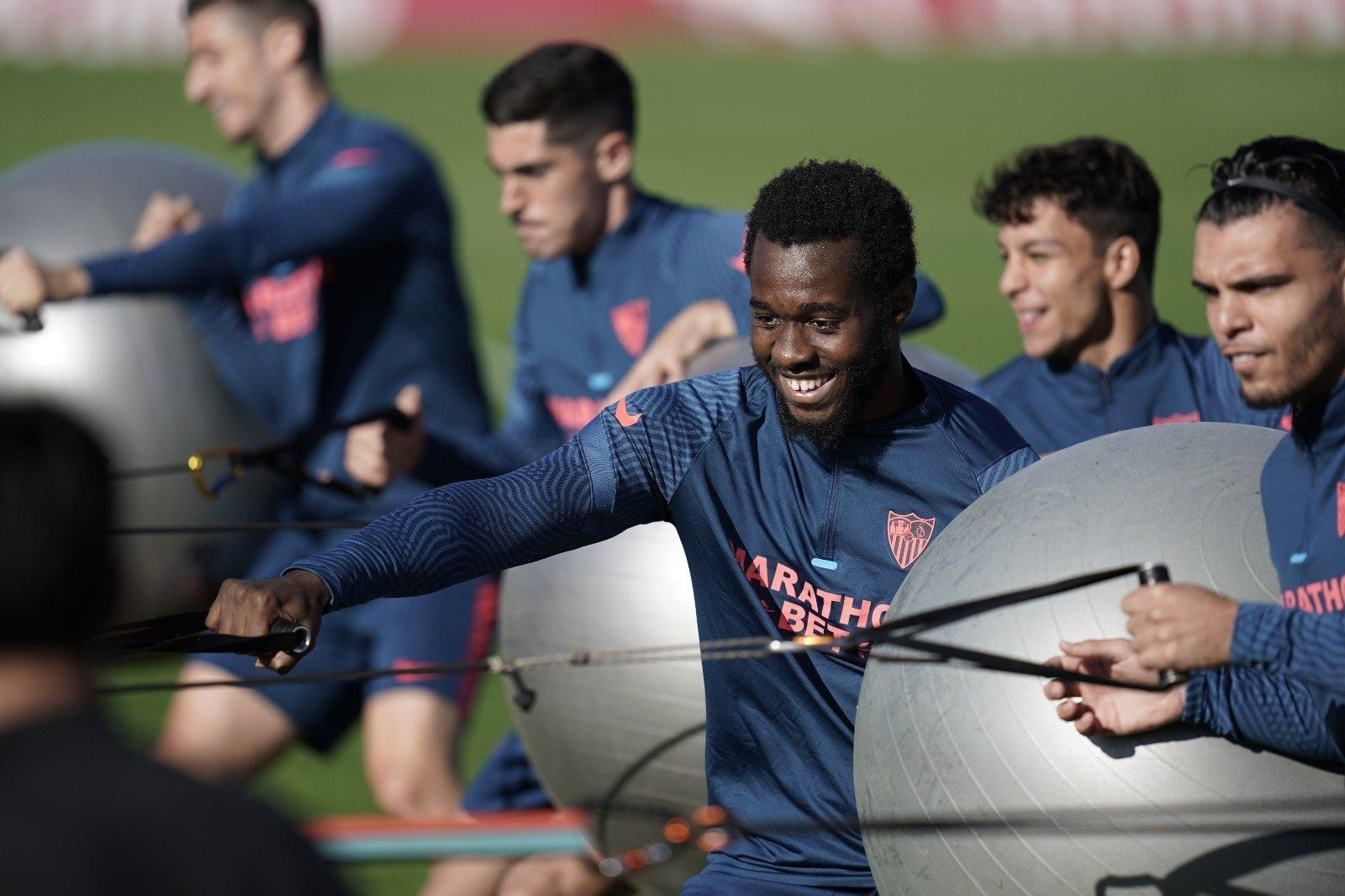 Gnagnon, muy sonriente, tira de un tensor junto a Rekik, este martes.