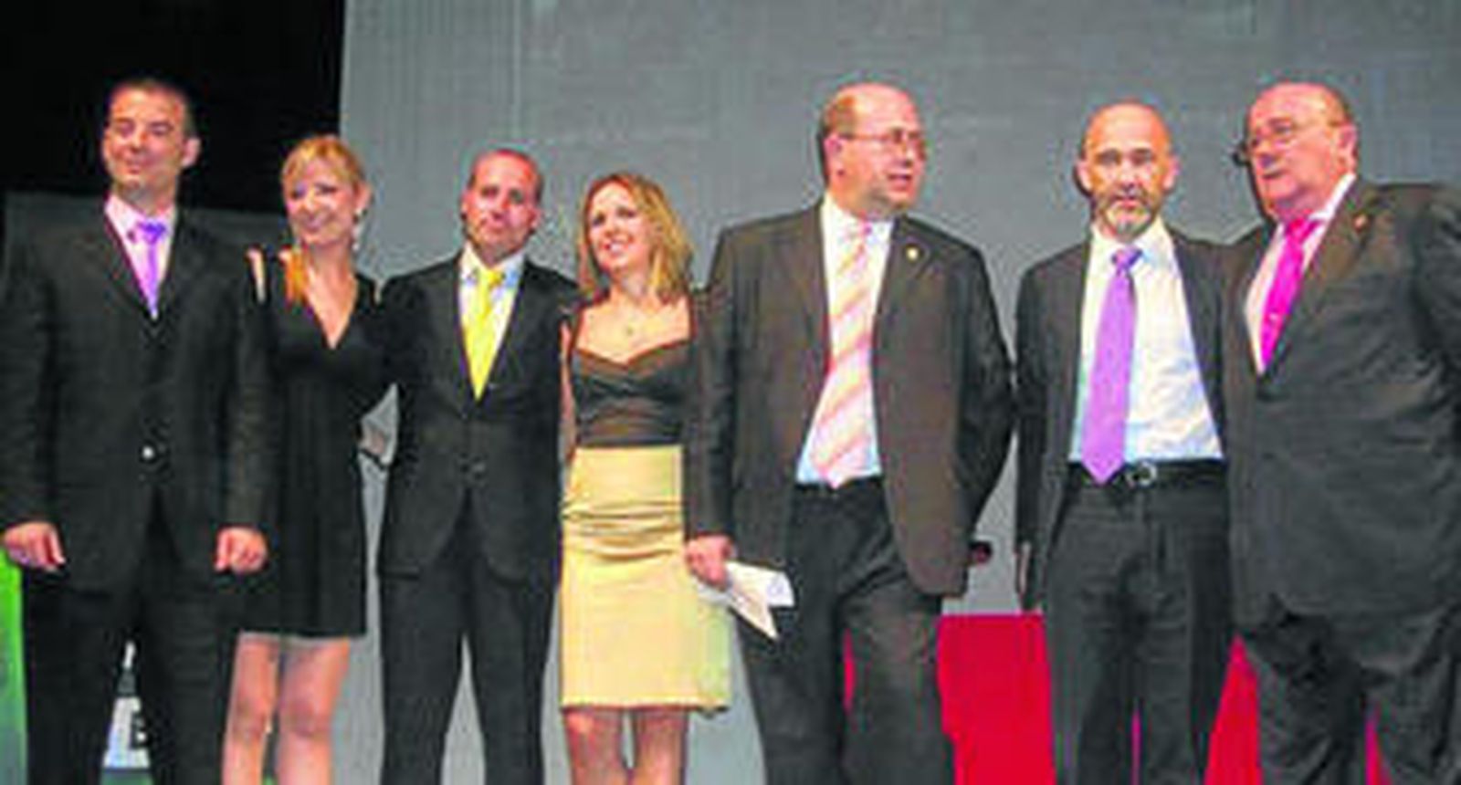 Francisco Espinar, director de Onda Cero, con Juan Aguilera y colaboradores del programa Guión Cofrade.