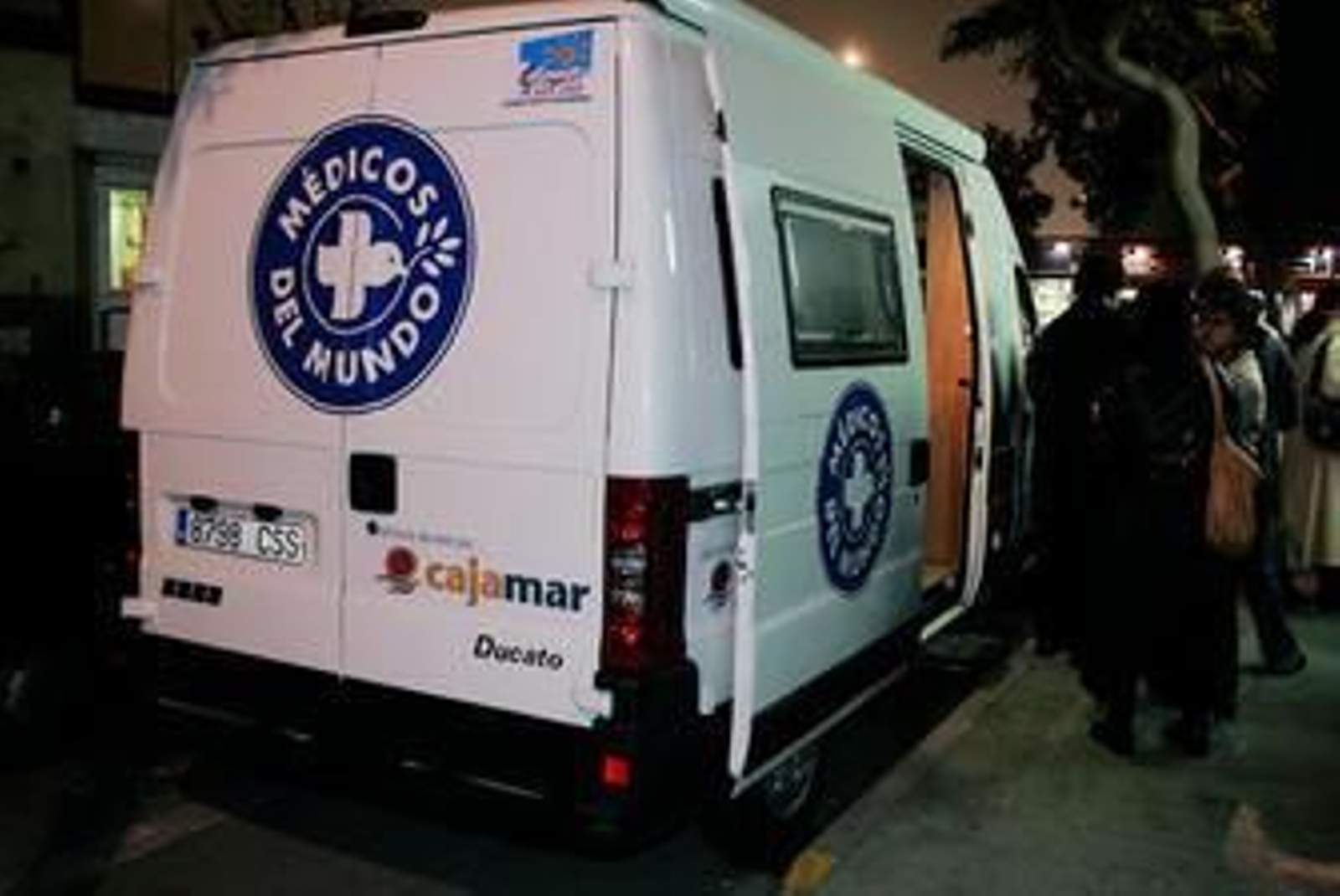 La organización abrió las puertas de su unidad móvil durante la inauguración de su sede.