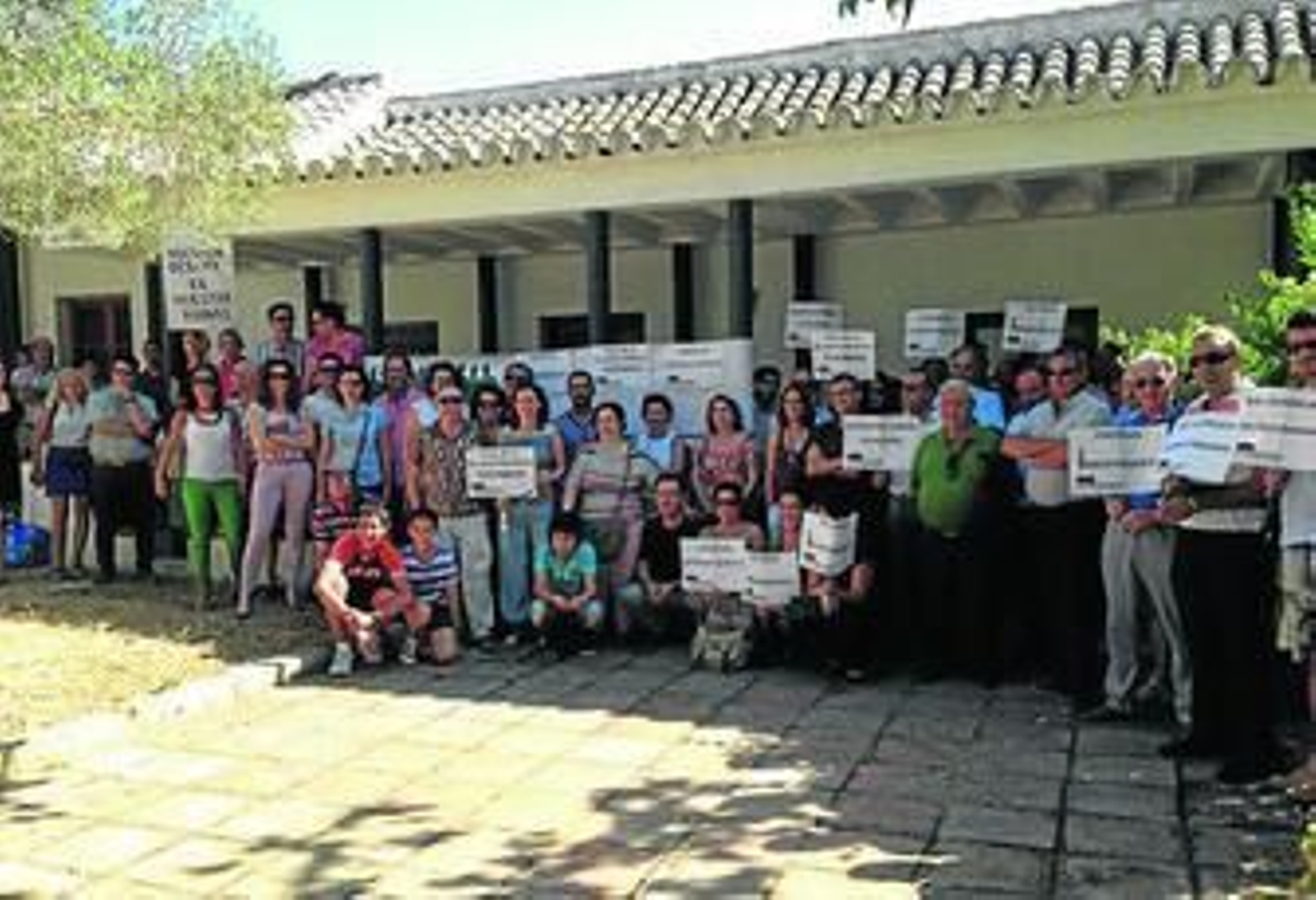 Trabajadores y acreedores se manifestaron antes del pleno.