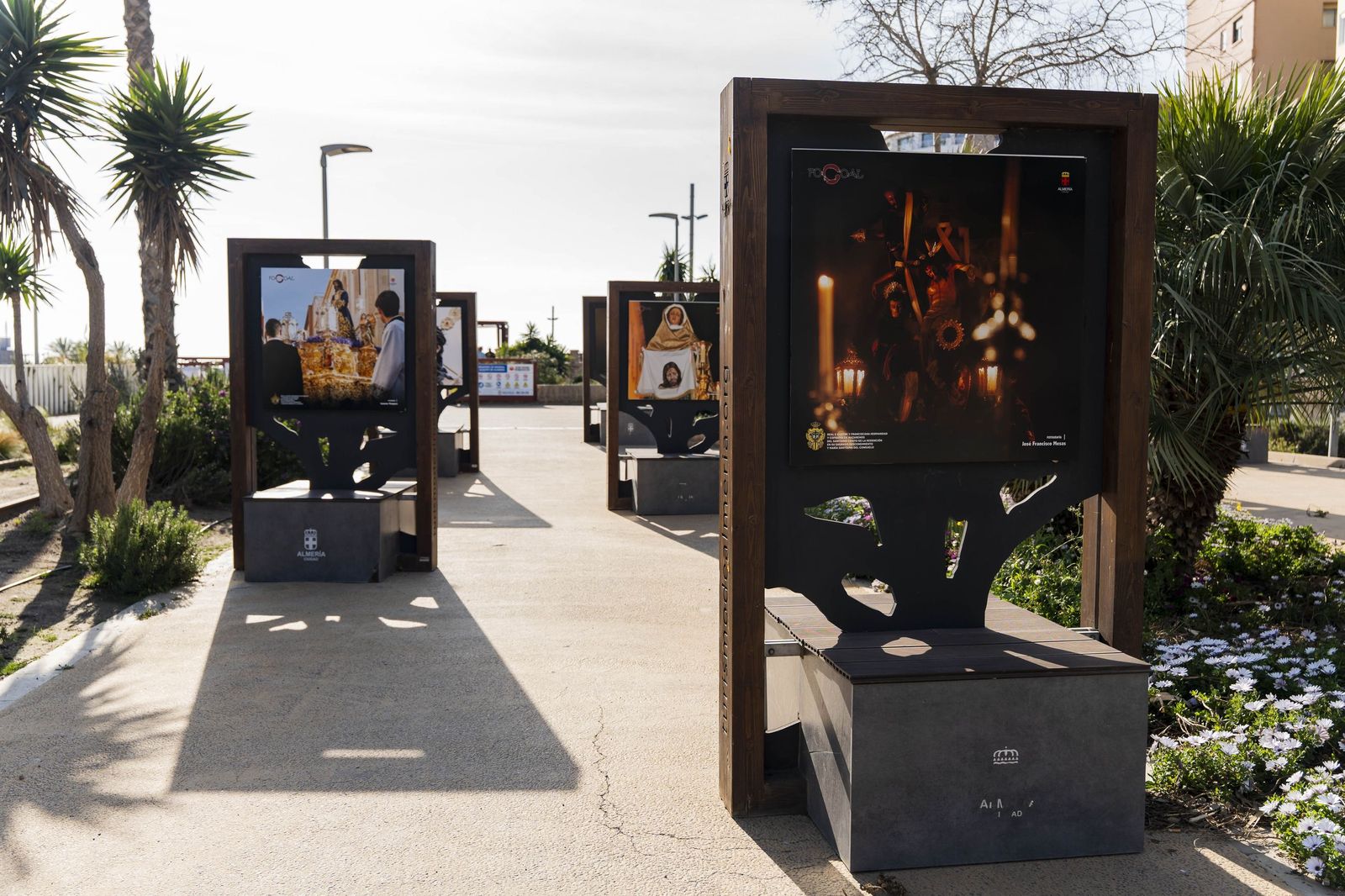 Exposición "La otra mirada" de los Fotógrafos Cofrades de Almería Focoal, en imágenes