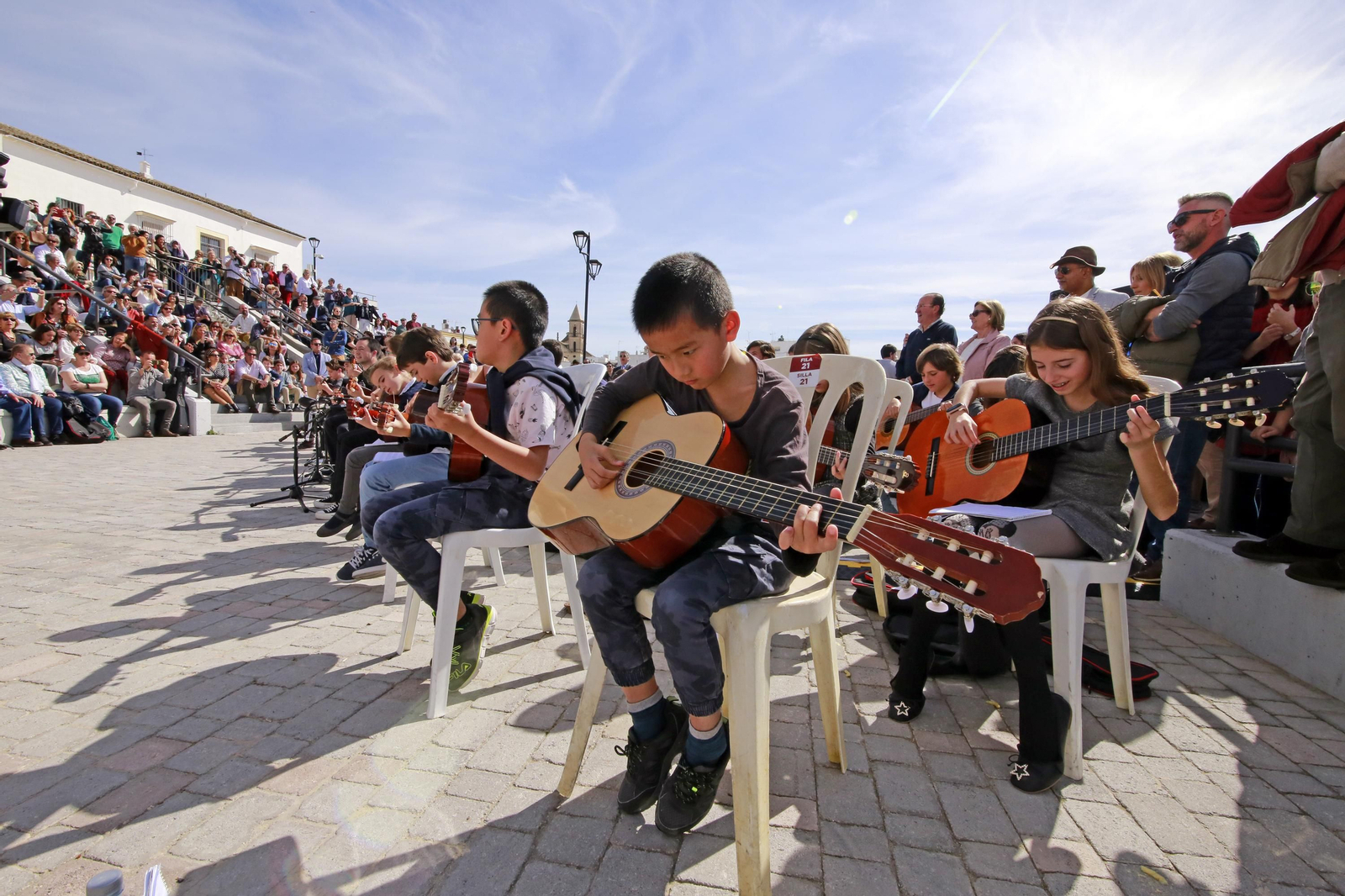 Himno Andaluz a guitarra y flashmob flamenco por el día de Andalucía