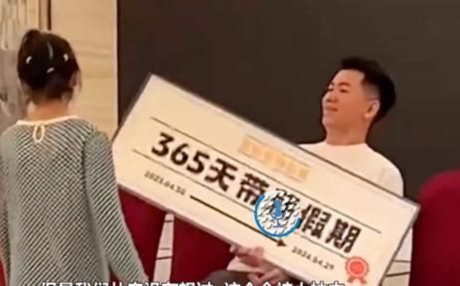 El afortunado chino con el premio de la rifa