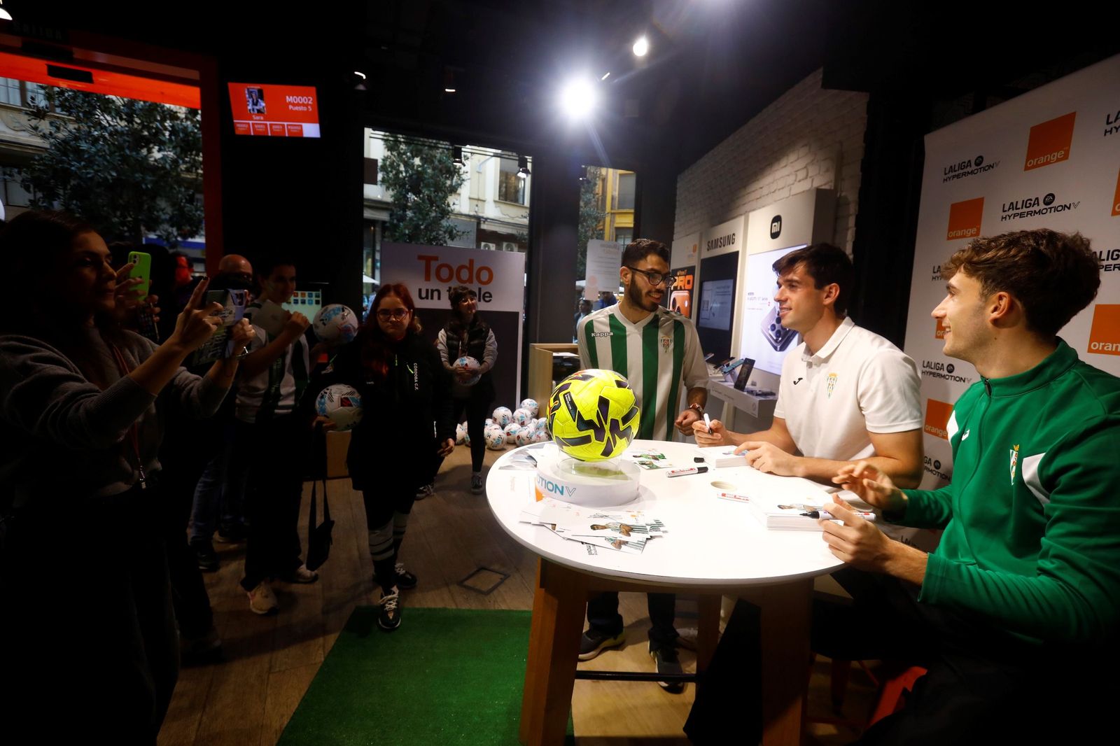Las mejores fotos de la exitosa firma de autógrafos del Córdoba CF en el centro de la ciudad