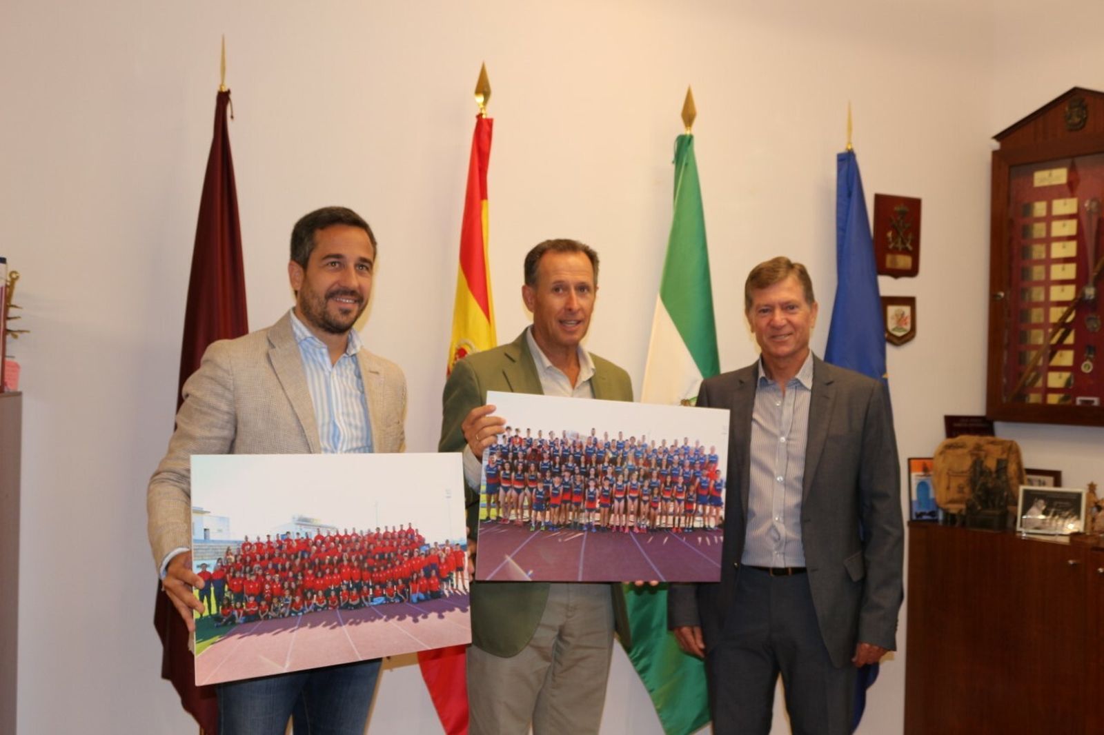 El alcalde, el edil de Deportes y Agustín Leal en el acto de reconocimiento.