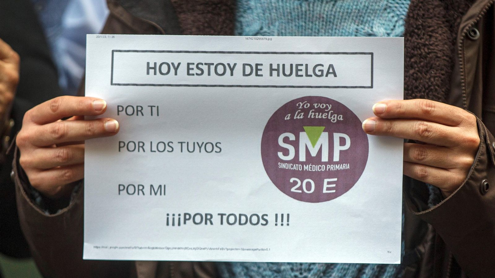 Uno de los carteles reivindicativos que portaban los profesionales sanitarios.