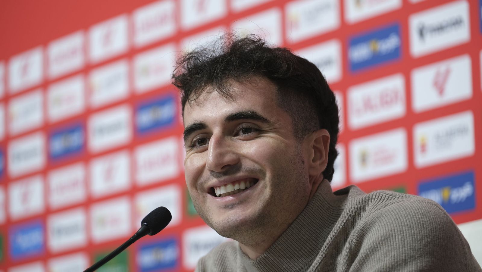 Presentación de Jon Morcillo como nuevo jugador de la U.D. Almería, en fotos