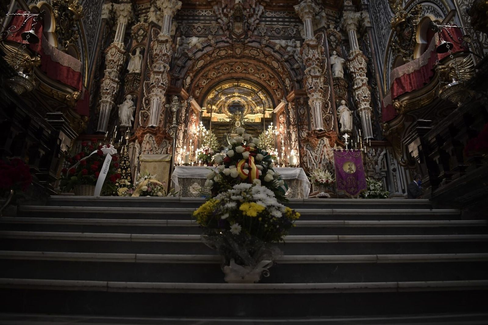 Granada no se resiste a dejar sin flores a su patrona pese a la pandemia