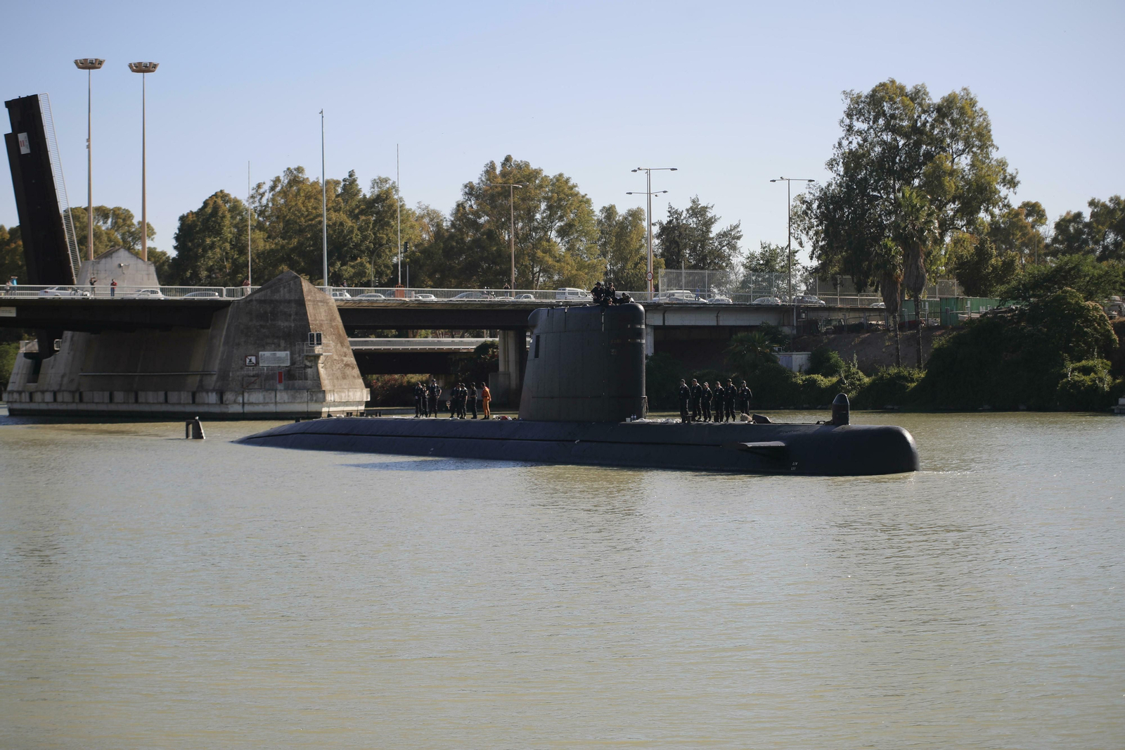 Las mejores fotos de la llegada del submarino 'Tramontana' a Sevilla
