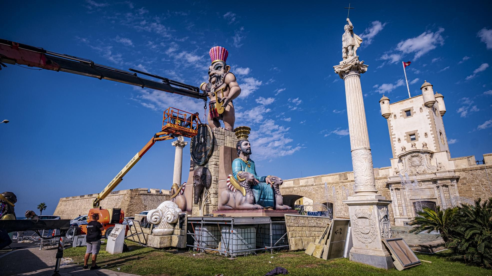 Montaje del monumento fenicio en las Puertas de Tierra realizado por el artista Alejandro Santaeulalia.