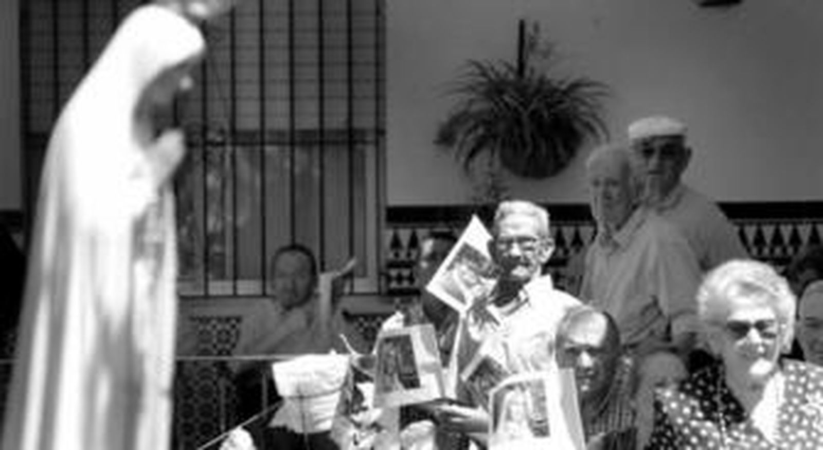 Las hermanas de la Cruz, arrojando pétalos al suelo antes de la llegada de la procesión.