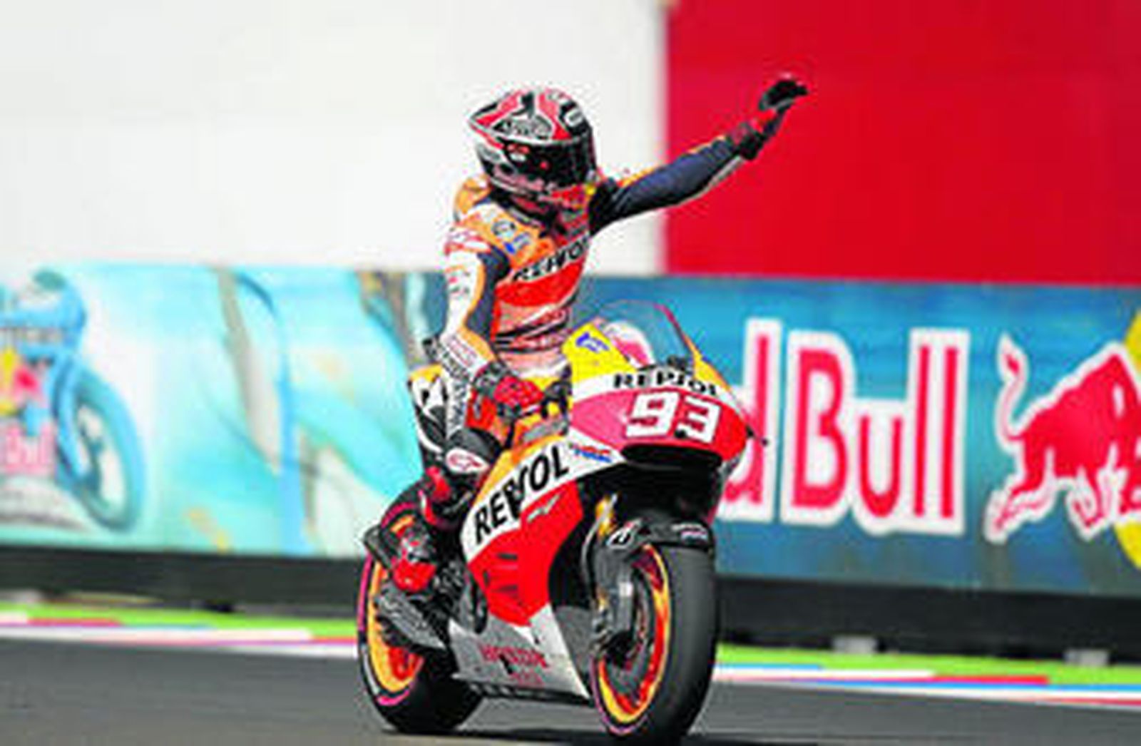 El piloto español Marc Márquez celebra la victoria conseguida en Termas de Río Hondo, la tercera consecutiva de la temporada.