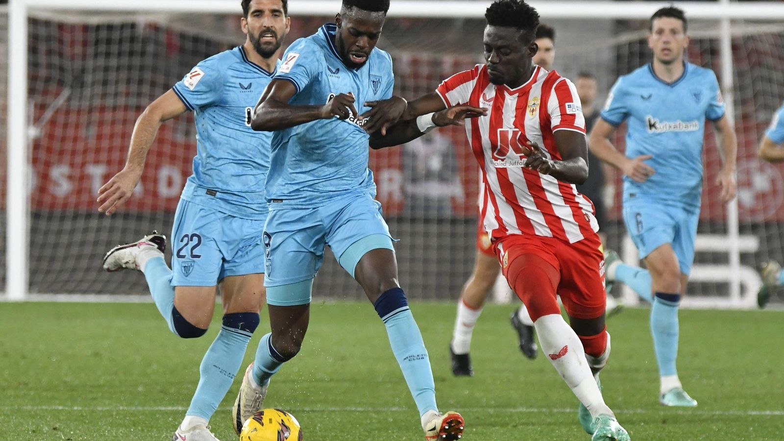 Baba intentando frenar a Iñaki Williams en el duelo ante el Athletic Club