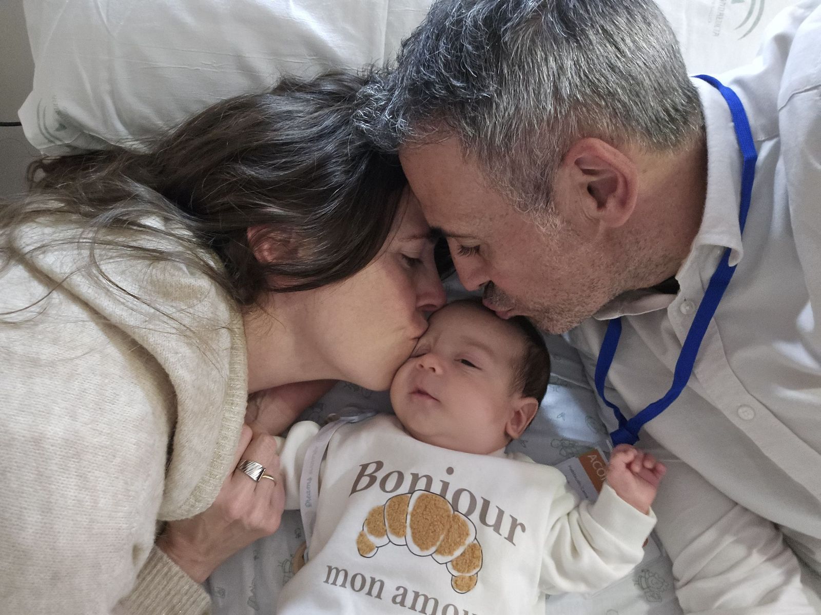 El pequeño Leo, en un bonito gesto de sus padres tras recibir el alta en el Hospital Virgen del Rocío.