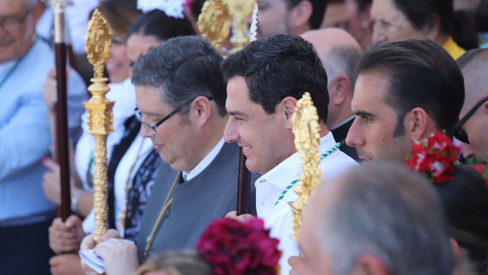 Juanma Moreno junto al presidente de la Matriz de Almonte, Juan Ignacio Reales.