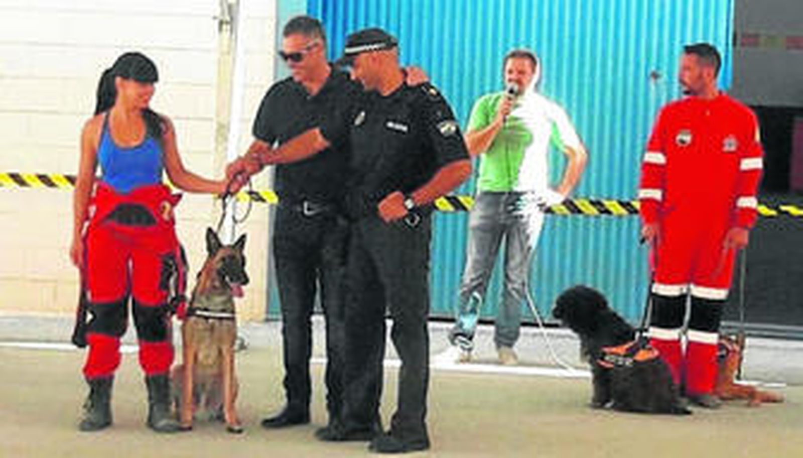 Draco posa junto al alcalde y sus nuevos compañeros de la Policía Local.