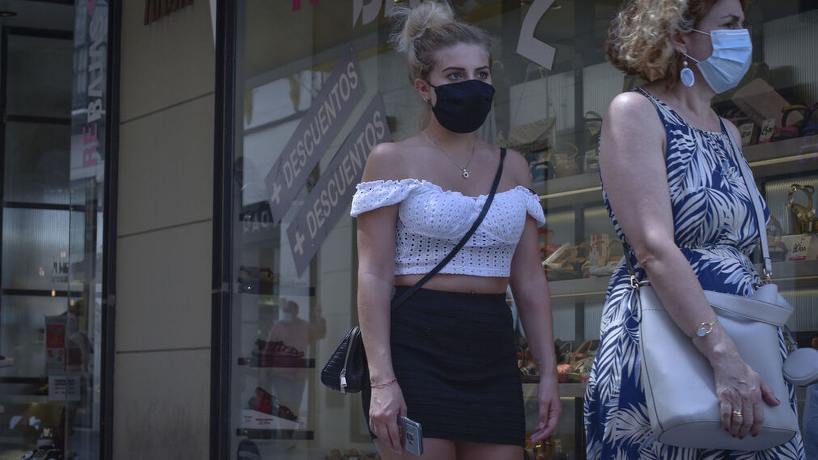 Una joven se pasea por el centro