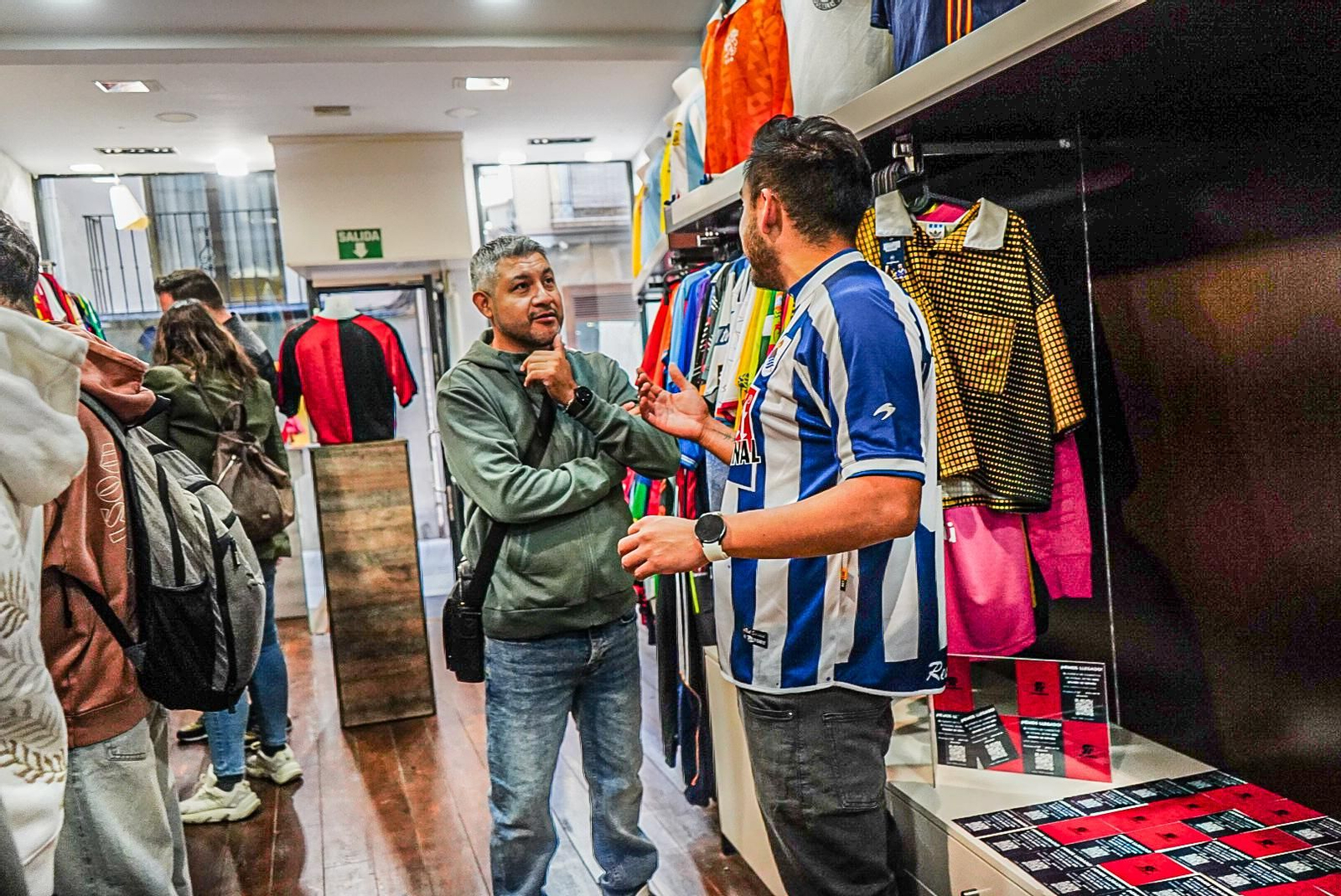 Las imágenes: así es la tienda con más de 3.000 camisetas de fútbol retro de Granada