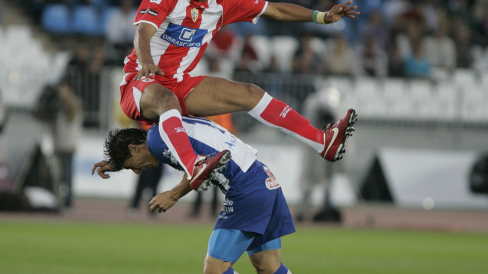 Felipe Melo salta por un balón ante el Recreativo.