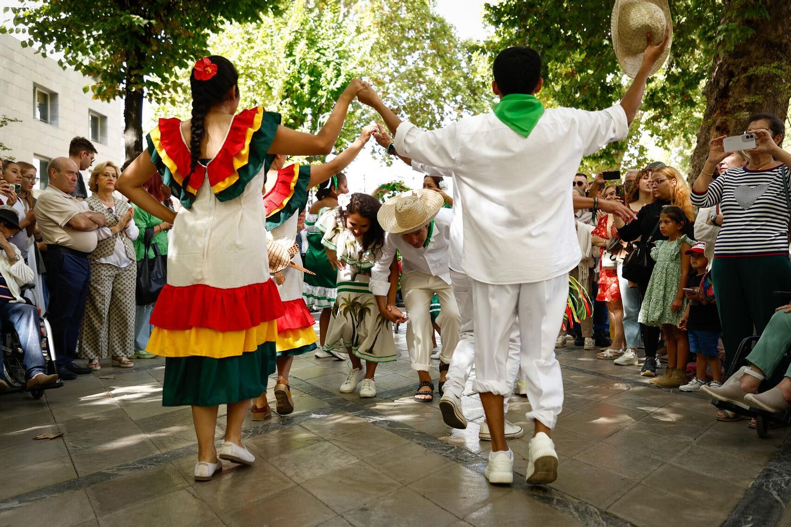 Fotos: así ha sido el desfile por el Día de la Hispanidad en Granada