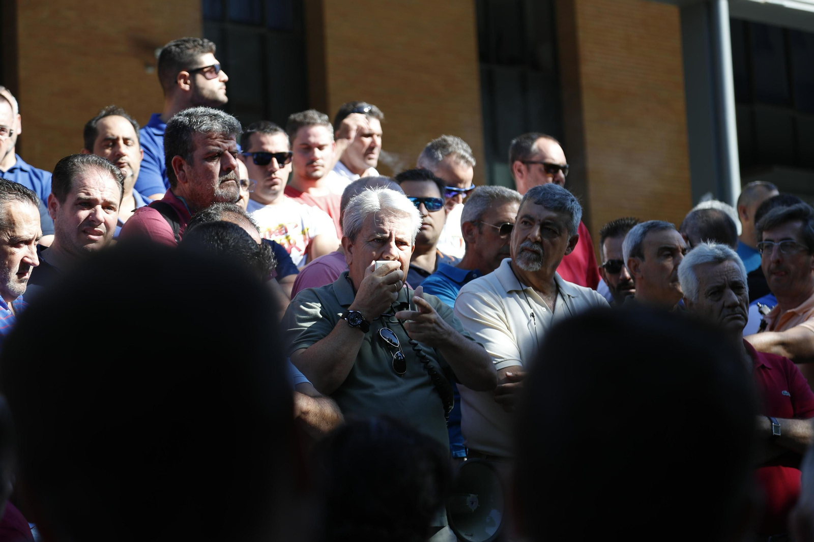Imágenes de la asamblea de los taxistas de Sevilla en Santa Justa