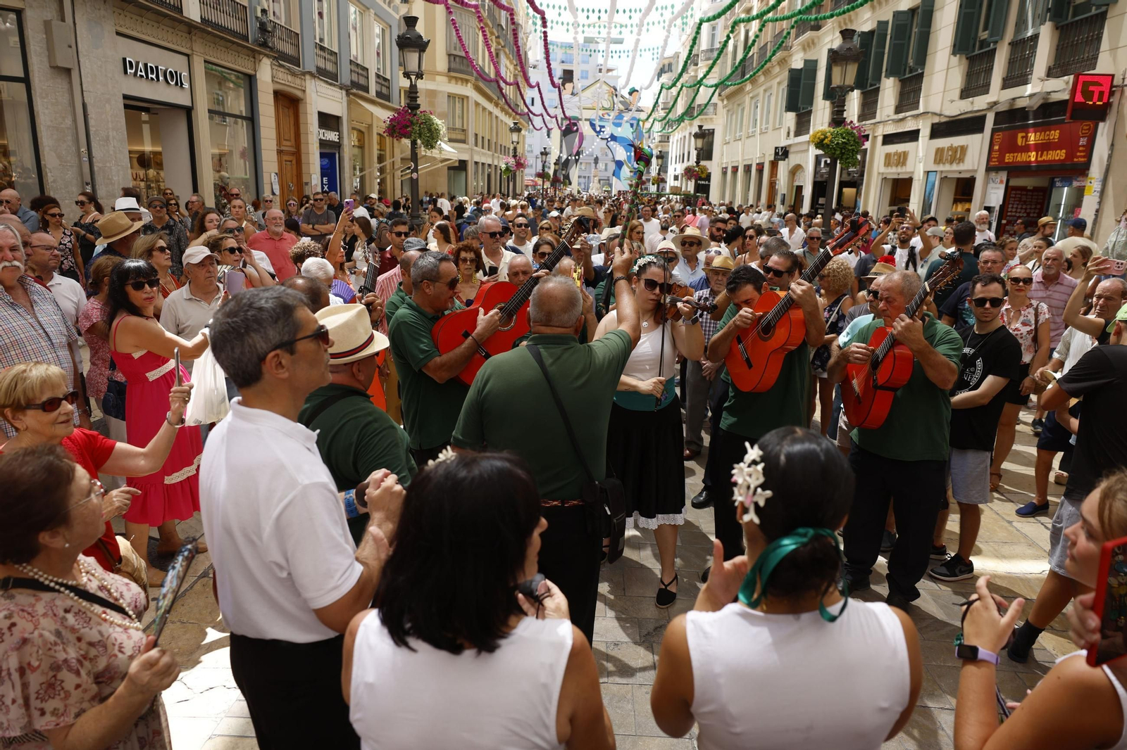 Un grupo de  verdiales tocan y cantan en la calle Larios, este martes en la feria del centro de Málaga