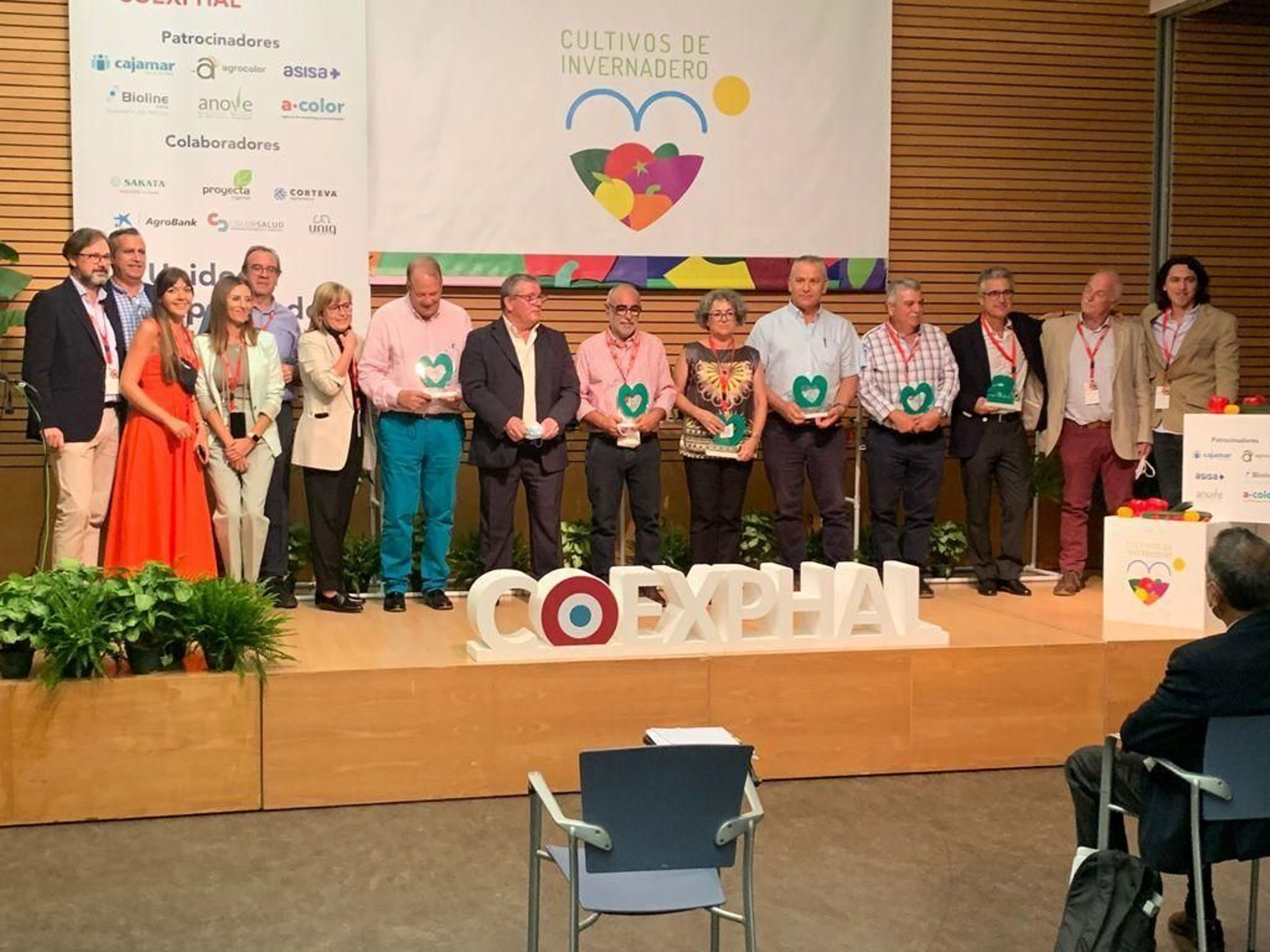 Galardonados en los I Premios AenVerde junto a responsables de Coexphal