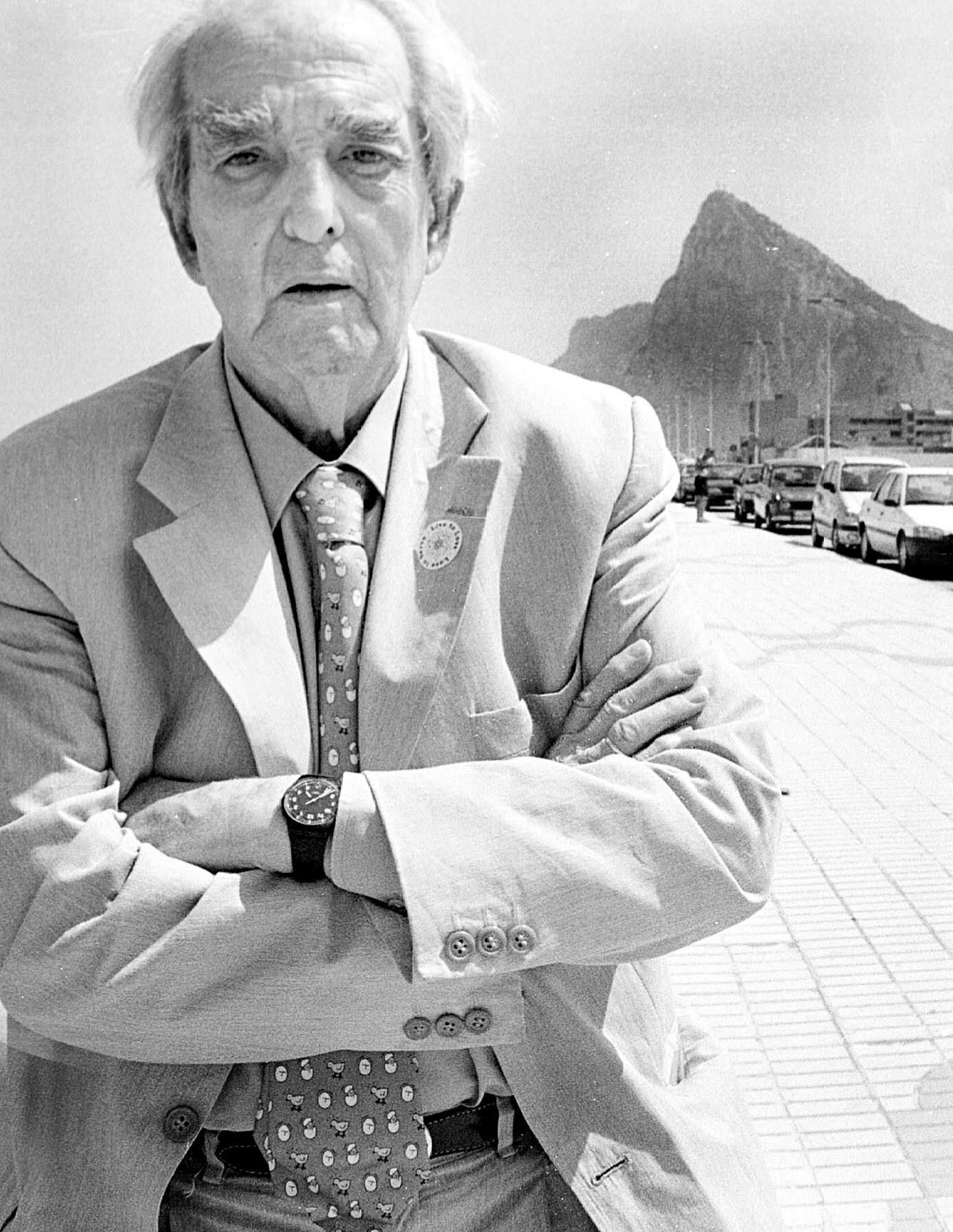 Fernando Morán, con Gibraltar al fondo.