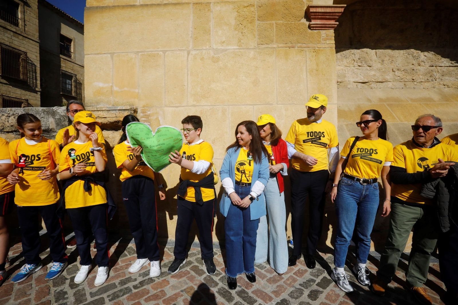 Las mejores imágenes del abrazo a la Mezquita-Catedral por las enfermedades raras