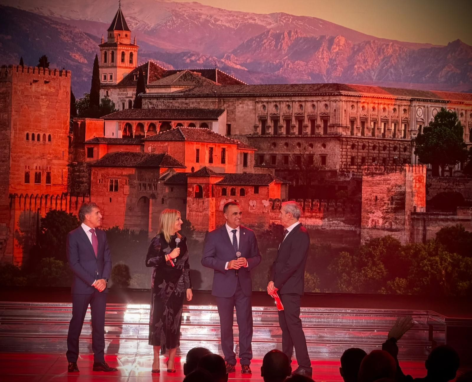 El comentarista Pedro Delgado y el periodista Carlos de Andrés entrevistan a Marifrán Carazo y Francis Rodríguez en Mónaco