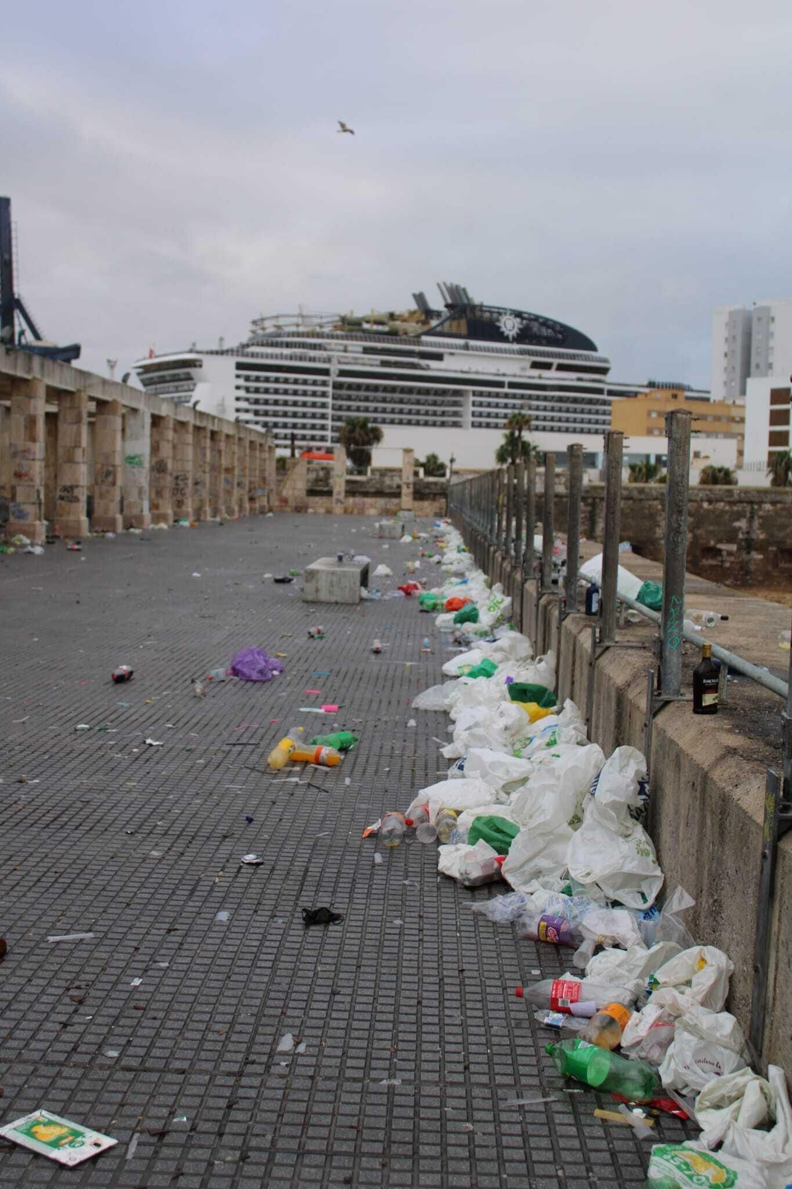 Basura acumulada en la zona del botellódromo.